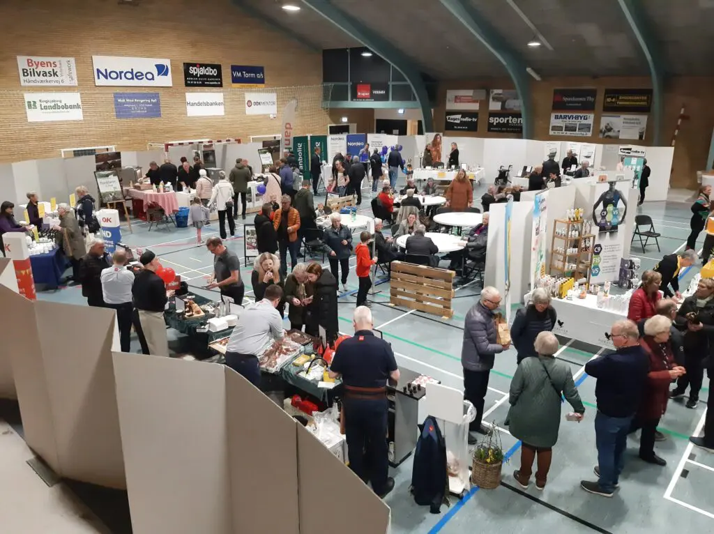 Messe og markedsdag med boder og mange besøgende i idrætshallen i Kraftværket Videbæk
