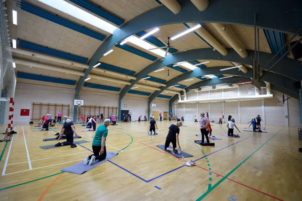 Deltagere til holdtræning og gymnastik på måtter i idrætshallen i Kraftværket Videbæk