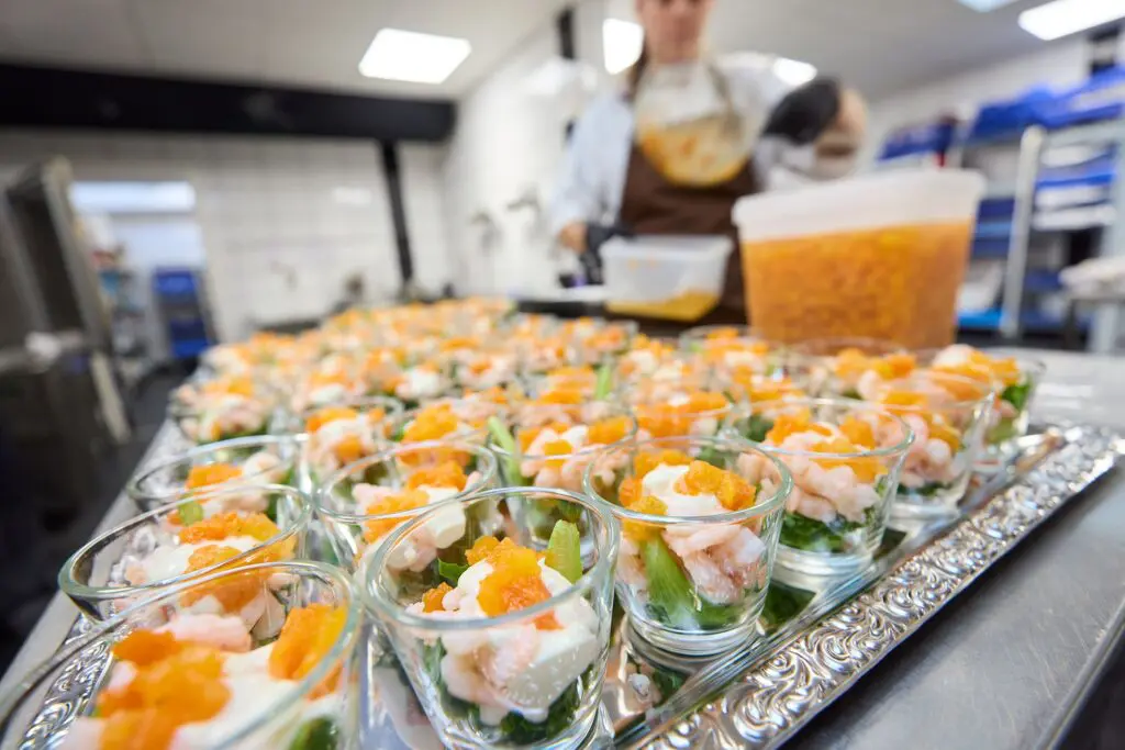 Anretning af portionsglas med rejeforretter i koekkenet