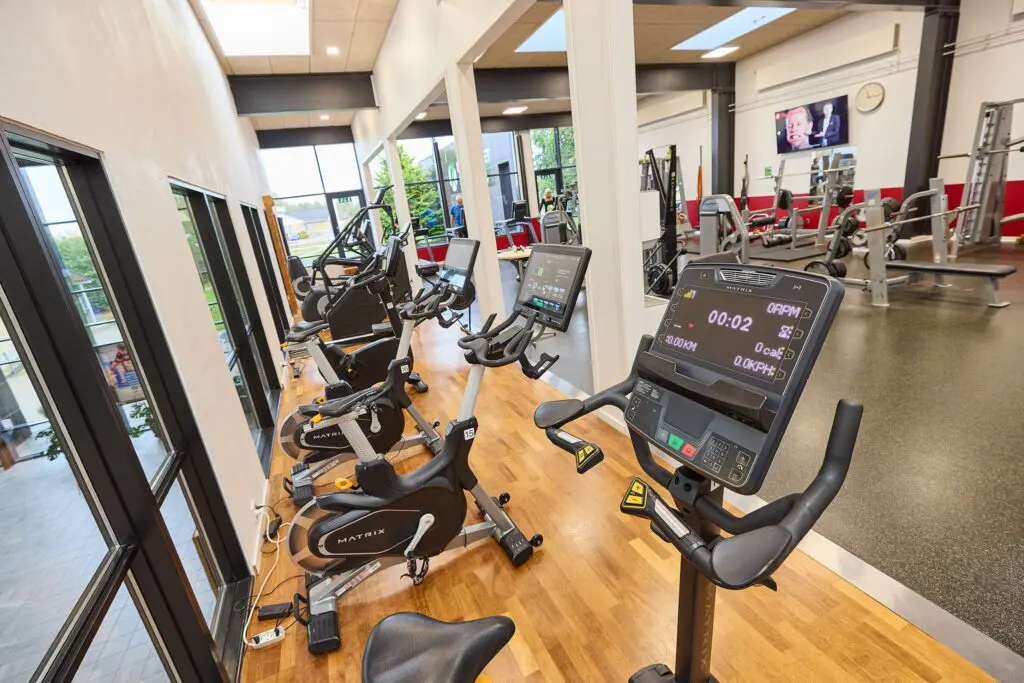 Række af Matrix motionscykler i det lyse fitnesscenter hos Kraftværket Videbæk