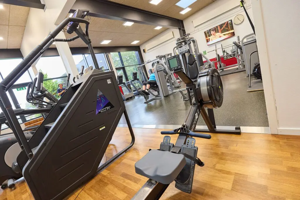 Romaskine, trappemaskine og træningsudstyr i fitnesscenteret hos Kraftværket Videbæk