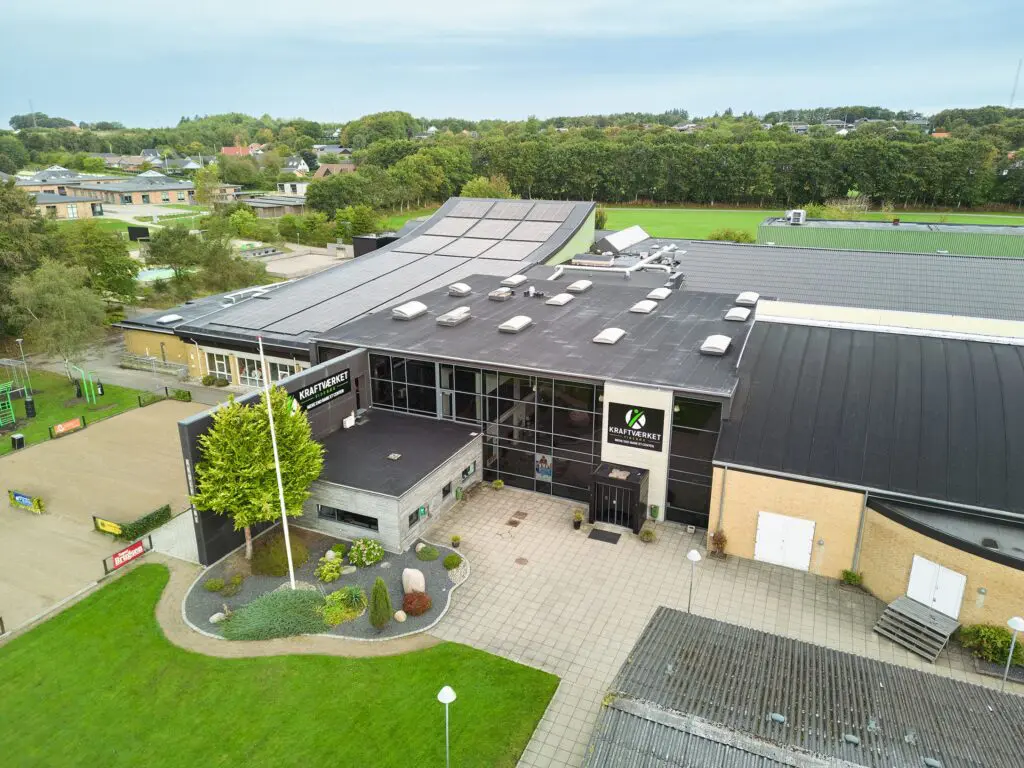 Luftfoto af Kraftværket Videbæk med indgangsparti, glasfacade og solceller på taget