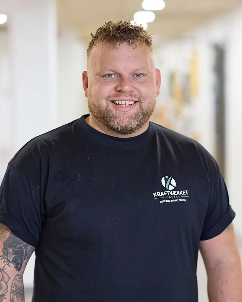Portræt af centerleder Nicklas Abildtrup i sort t-shirt med logo hos Kraftværket Videbæk