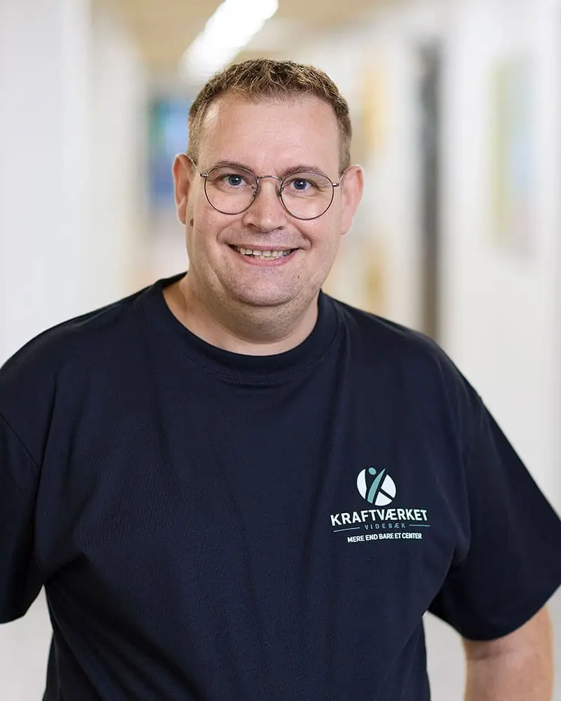 Portræt af pedel Per Jensen i sort t-shirt med logo hos Kraftværket Videbæk