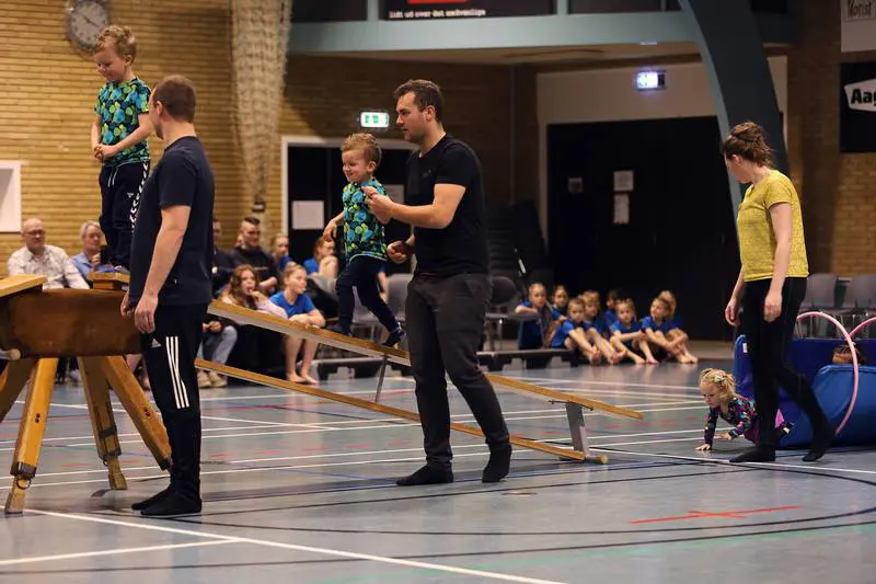 Børn og voksne til gymnastik på en forhindringsbane i idrætshallen hos Kraftværket Videbæk